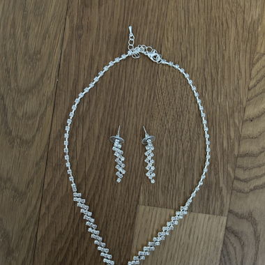Diamant Halskette und passende Ohrringe