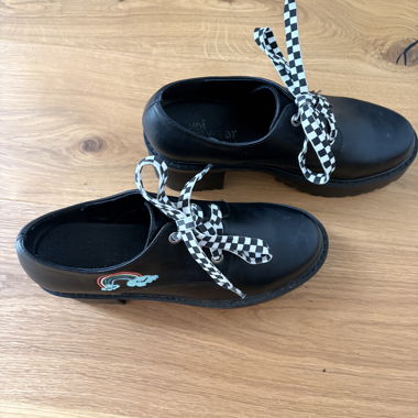 Chaussures plates noires à lacets