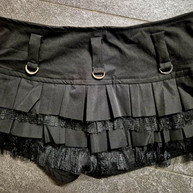 Shorts gotici neri con balze