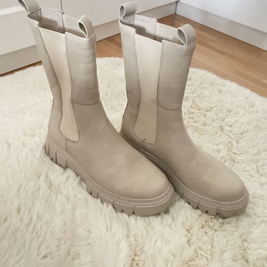 Boots in Beige