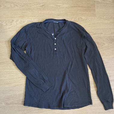 Schwarzes Langarm-T-Shirt