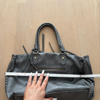 Graue Ledertasche (Grössenangaben)