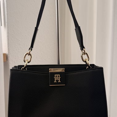 Sac à main noir avec chaîne dorée