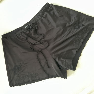 Schwarze „Seiden“ Shorts mit Stickerei