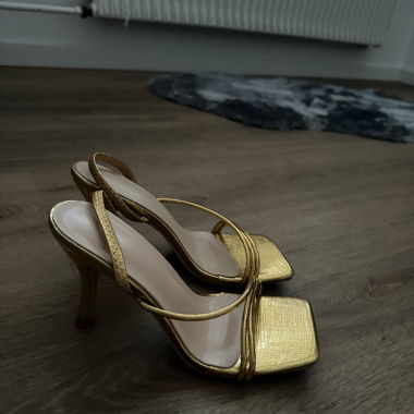 Tacchi slingback dorati