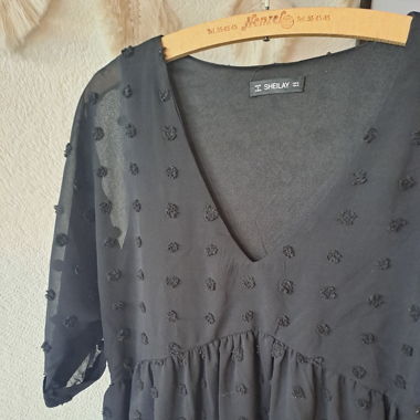 schwarzes Kleid mit Punkten bestickt