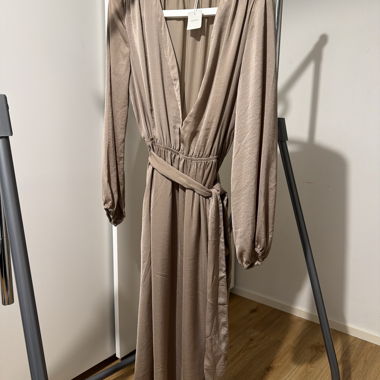 Beiger Wickel-Jumpsuit