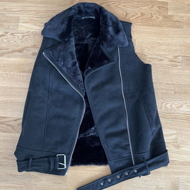 Gilet en fausse fourrure et cuir noir