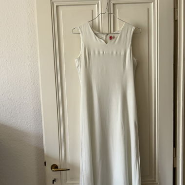 Long sleeveless dress