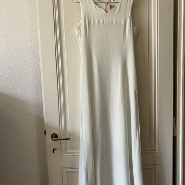 Long sleeveless dress