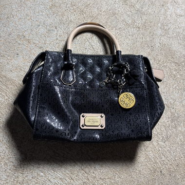 Guess Handtasche Schwarz mit charms