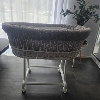 Baby Stubenwagen auf Rollen