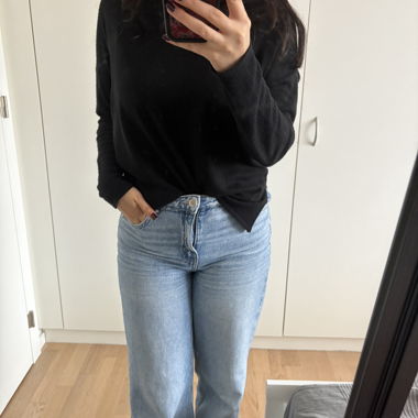 Maglione nero a maniche lunghe