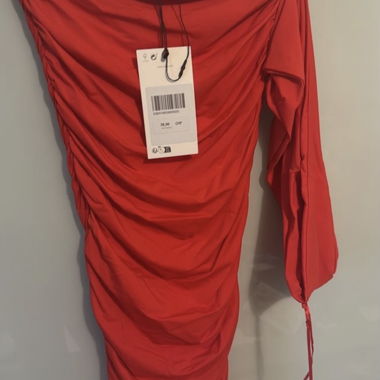 Rotes gerafftes Kleid