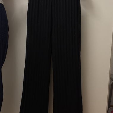 Schwarze weite Hose