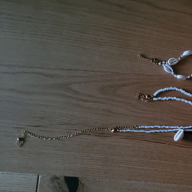 Colliers de coquillages avec détails dorés