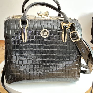 Schwarze Lack-Handtasche