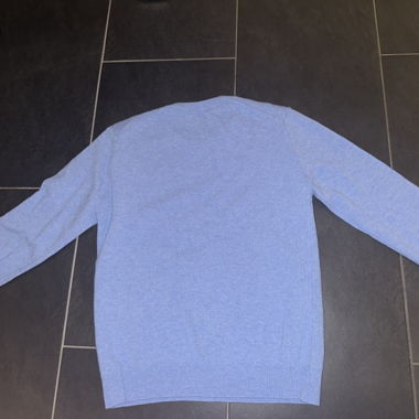 Hellblauer Pullover mit Rundhalsausschnitt