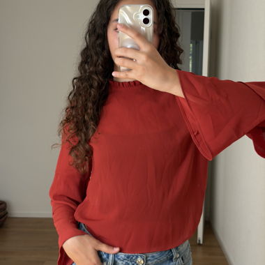 Kupferrote Bluse mit Volantkragen