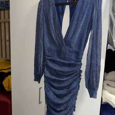 Blaues glitzerndes gerafftes Partykleid