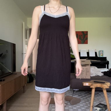Robe noire à bretelles spaghetti