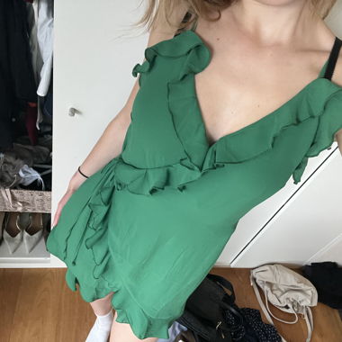 Gruenes Rueschen-Kleid
