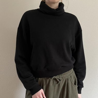 Edited schwarzer Rollkragen-Sweatshirt