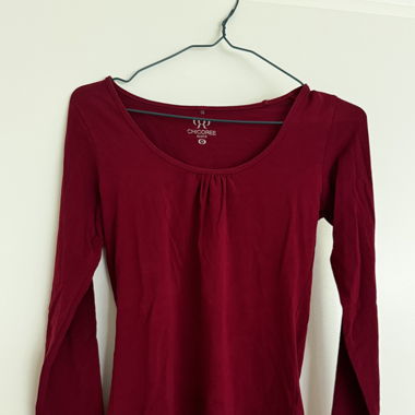 Rotes Basic Langarm-Shirt