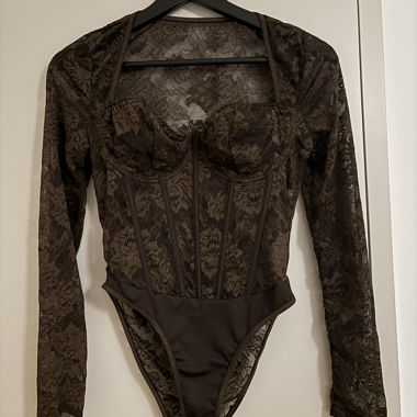 Spitzen-Bodysuit braun