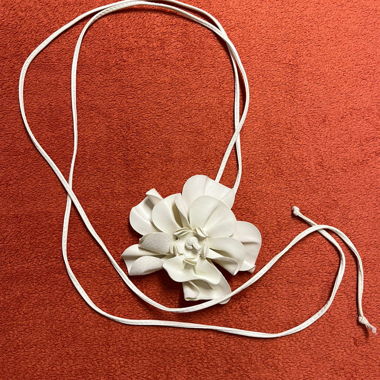 Ceinture à fleurs blanche