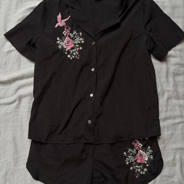 Set pigiama nero con ricamo floreale