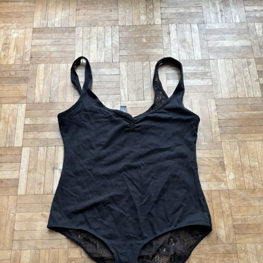 BODY MIT SPITZENRÜCKEN