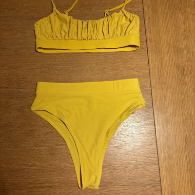 Bikini giallo due pezzi vita alta