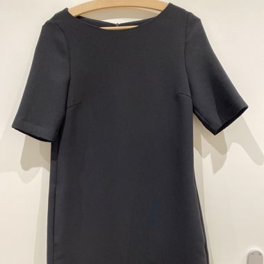Schwarzes knielanges Kleid
