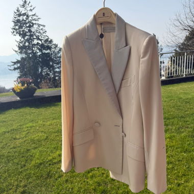 Blazer color crema con satin