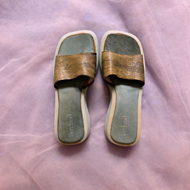 Sandalen mit Animal-Print und pastellblauen Sohlen