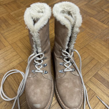 Beige lined winter boots
