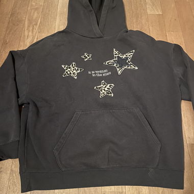 Felpa nera con stelle