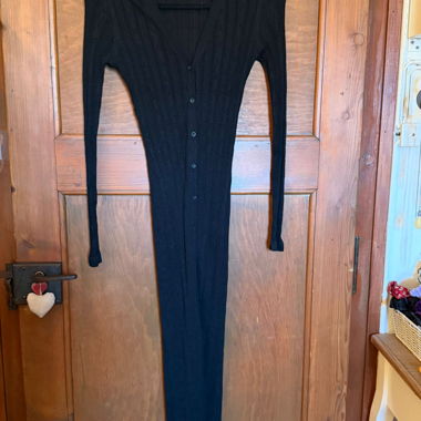Robe longue noire à boutons 
