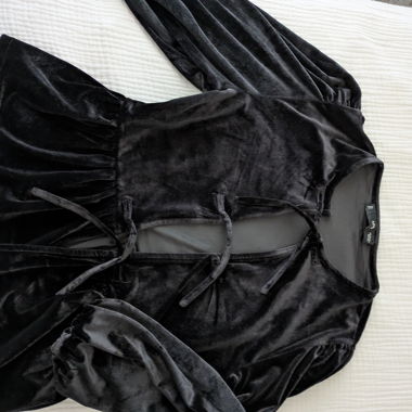 Top in velluto nero con laccetti