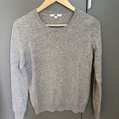 UNIQLO grey cashmere crew neck sweater size M
