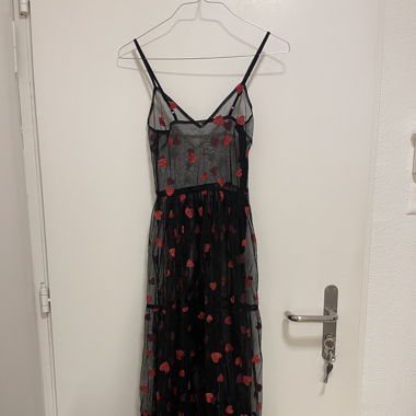 Schwarzes Kleid mit roten glitzernden Herzen – S