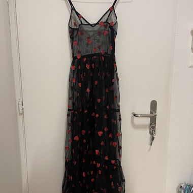 Schwarzes Kleid mit roten glitzernden Herzen – S