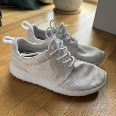 Weisse Nike-Sneaker
