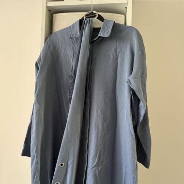 blaues Hemd mit Gürtel