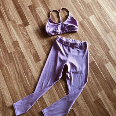 Completo Alo Yoga viola