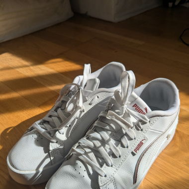 Puma Sneakers weiss mit roten Akzenten 
