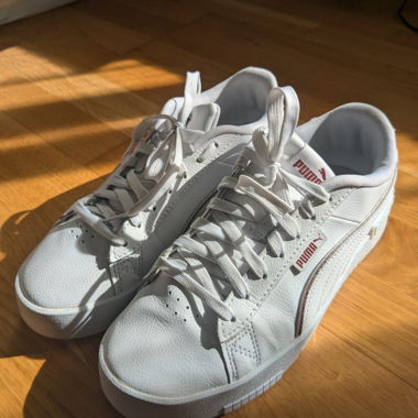 Baskets Puma blanches avec accents rouges