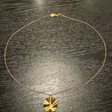 Gold-colored chain with round pendant