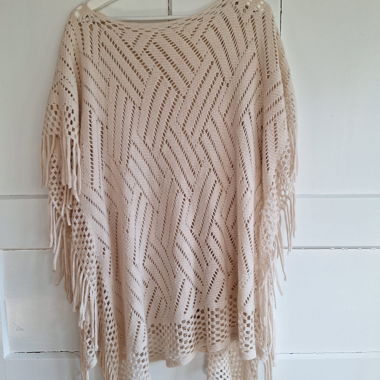 Poncho in maglia beige con frange